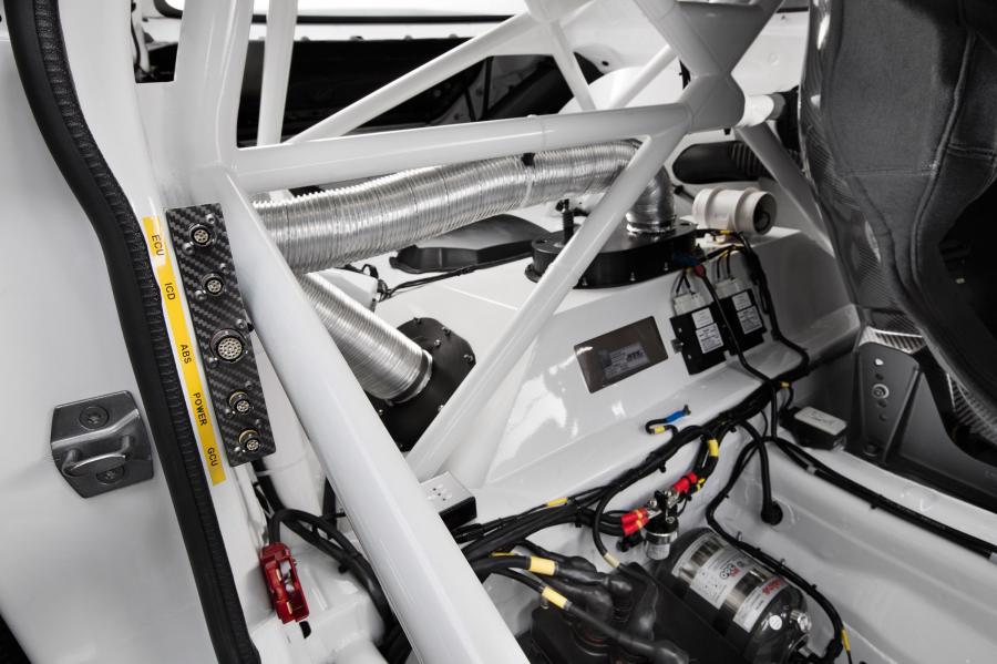 Интерьер BMW M6 GT3 (F13) 2015 года  (фото 4 из 51)